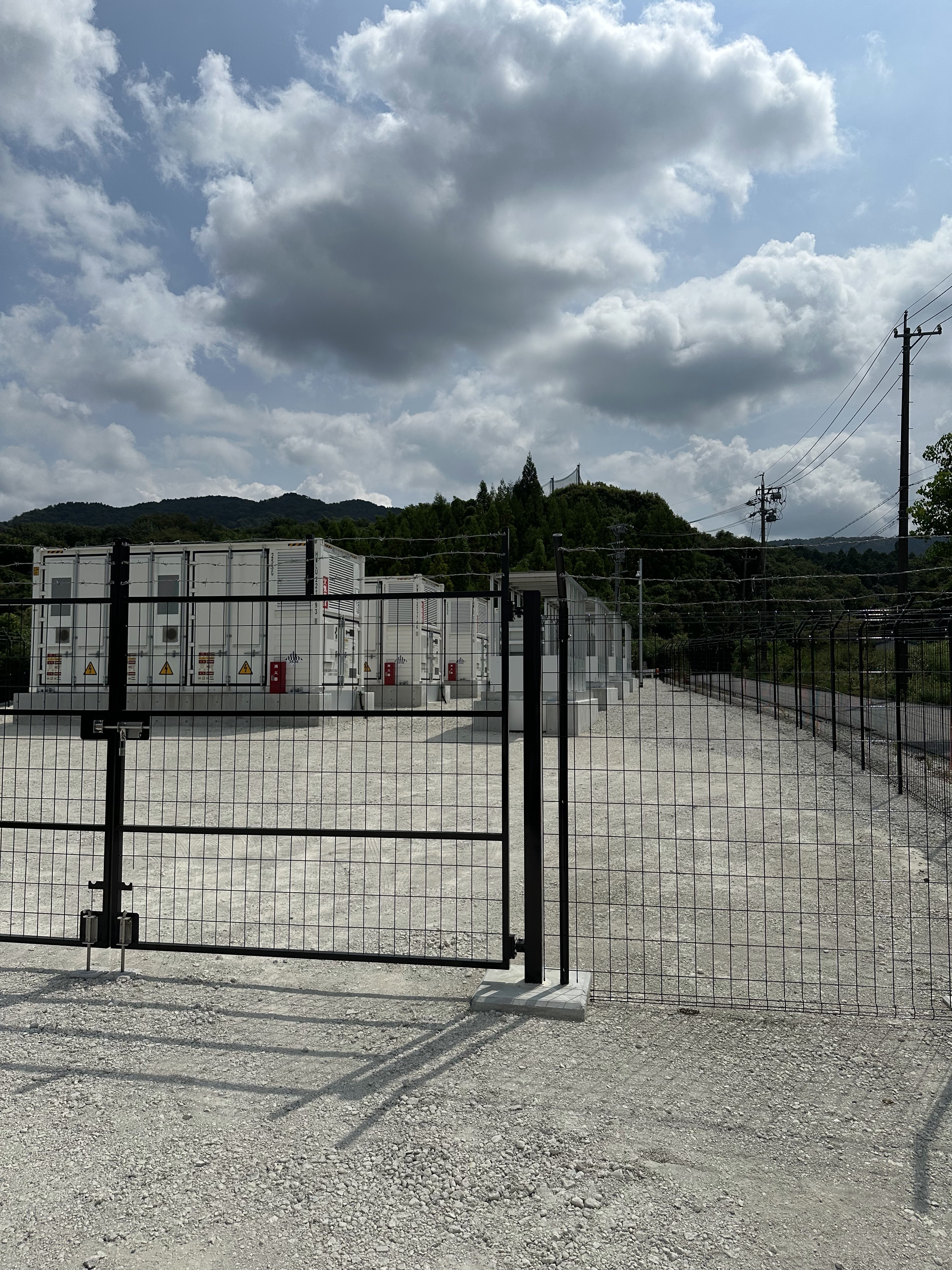 愛知県内の低圧蓄電所。1基あたりの投資額は2,000万円台で、税制の投資下限額とはまだ距離があります